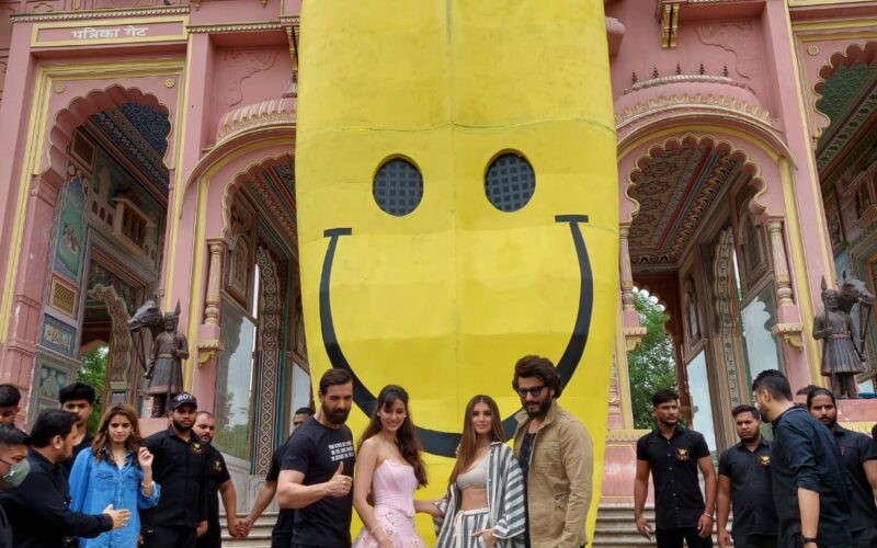 एक विलेन रिटर्न्स’ के प्रोमोशन के तहत जयपुर में 20 फीट लंबा ’विलेन’ मास्क का अनावरण।