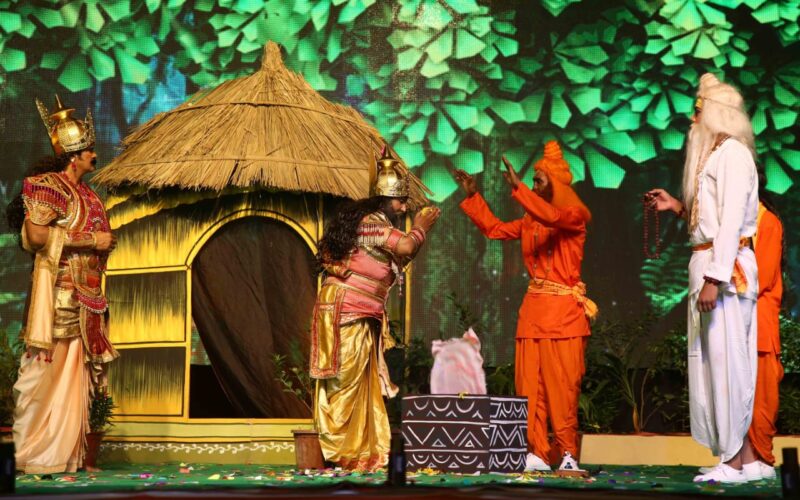 लव कुश रामलीला के मंच पर हुआ राम जन्म से सुबाहू वध की लीला का मंचन