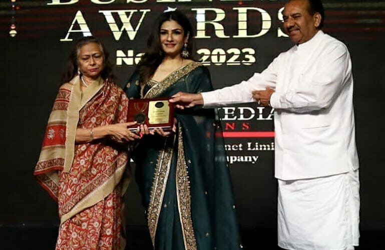 रवीना टंडन ने किया अरुणा गोयनका को टाइम्स बिजनेस अवार्ड नॉर्थ 2023 से सम्मानित