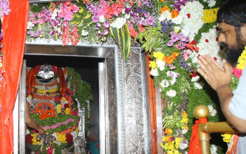 आदिपुरुष के निर्देशक ने फिल्म के लिए लगाई हैदराबाद के कर्मघाट हनुमान मंदिर पर अर्जी