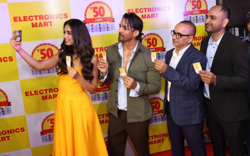 अभिनेता हर्षवर्द्धन राणे व सिनी शेट्टी (मिस इंडिया वर्ल्ड 2022) ने इलेक्ट्रॉनिक्स मार्ट के ‘लकी ड्रा’ के विजेताओं को 50 लाख के पुरस्कार बांटे