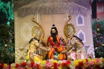 लव कुश रामलीला का तीसरा दिन: परशुराम बने मनोज तिवारी की धमाकेदार एंट्री से गूंजा लाल किला ग्राउंड